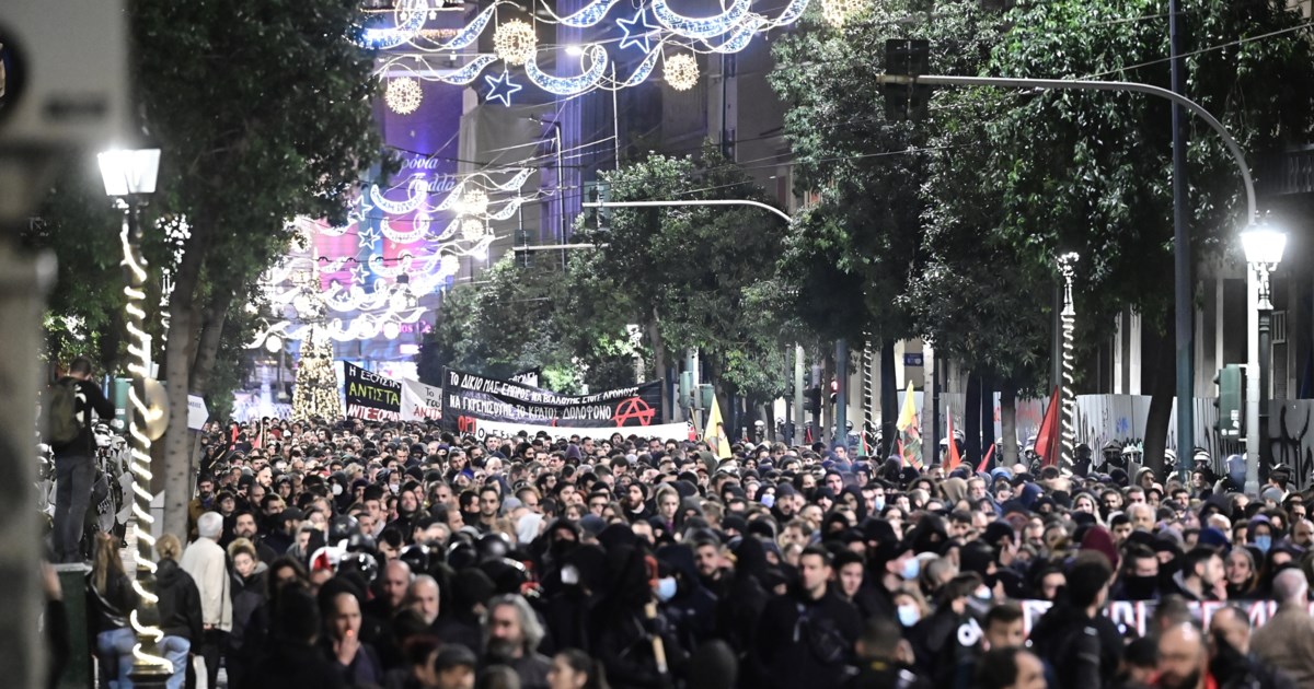 Κλειστοί δρόμοι στο κέντρο της Αθήνας - Συγκέντρωση του ΠΑΜΕ έξω από τη Βουλή