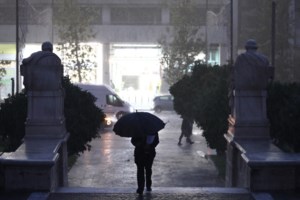 Κακοκαιρία Byron: Κλειστά την Παρασκευή τα σχολεία σε Αττική και σε 11 δήμους - Με τηλεκπαίδευση τα μαθήματα - εικόνα 2