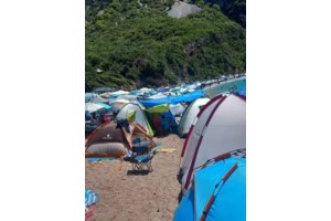 Εύβοια: "Βροχή" τα πρόστιμα για τις σκηνές που "έπνιξαν' την παραλία Ψάθα - Δεν πτοήθηκαν οι κατασκηνωτές