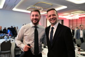 Δεν αντάλλαξαν κουβέντα Ανδρουλάκης και Δούκας στο πάρτι του Χρηστίδη