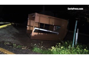 Πύργος: Έσπασε η γέφυρα του Ενιπέα - Απεγκλωβίστηκε οικογένεια από πλημμυρισμένο σπίτι - εικόνα 3