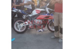 Ηράκλειο: Η στιγμή που η μηχανή πέφτει πάνω σε στάση λεωφορείου, τραυματίζοντας τέσσερα άτομα - Οδηγούσε χωρίς δίπλωμα