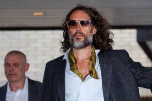 Ράσελ Μπραντ: "Είχε ακόρεστη σεξουαλική επιθυμία" - Τι κατέθεσε η πρώην προσωπική βοηθός του