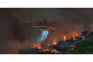ΕΛΑΣ για πυρκαγιές: Απομακρύνθηκαν 1.150 πολίτες από Πόρτο Γερμενό, Άγιο Νεκτάριο, Πάτημα, Ψάθα και Μύτικα