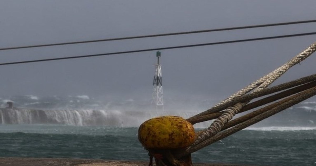 Απίστευτο βίντεο από τη Σαντορίνη: Θυελλώδεις ριπές ανέμου σήκωσαν στον αέρα τροχόσπιτο [βίντεο]
