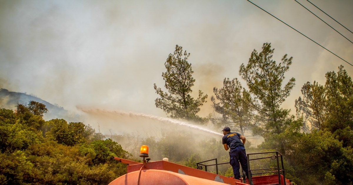 Υπό μερικό έλεγχο η πυρκαγιά στο Βαρνάβα Αττικής: Άναψε από όχημα που πήρε φωτιά εν κινήσει