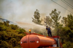 Υπό μερικό έλεγχο η πυρκαγιά στο Βαρνάβα Αττικής: Άναψε από όχημα που πήρε φωτιά εν κινήσει