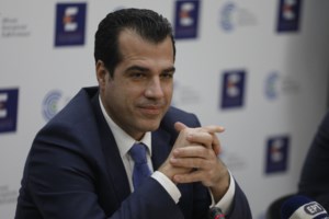 Θάνος Πλεύρης: Τέλος τα επιδόματα σε μετανάστες – Απώλεια άδειας διαμονής όταν κάποιος παραμένει άνεργος