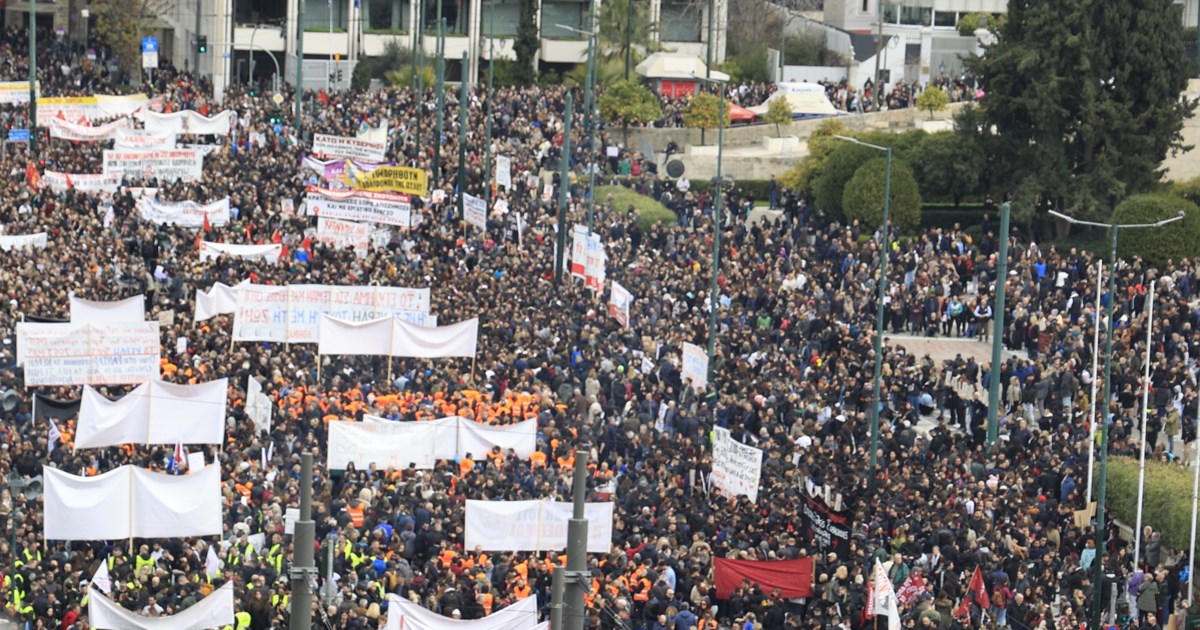 Τέμπη: Δείτε το εντυπωσιακό πλήθος που πλημμύρισε τις πόλεις της Ελλάδας - 200.000 στο Σύνταγμα, λέει η ΕΛΑΣ [Εικόνες] - εικόνα 61