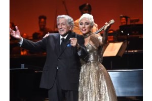 Έγκυος η Lady Gaga; - Τα πλάνα της Sun με τη φουσκωμένη κοιλίτσα που άναψαν φωτιές