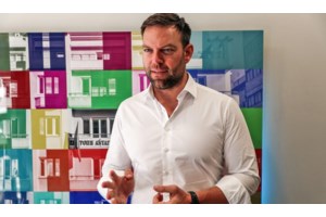 Νίκος Μωραΐτης για Κασσελάκη: Κατηγορεί την αντιπολίτευση, ενώ είναι για σαφάρι στη Ζάμπια