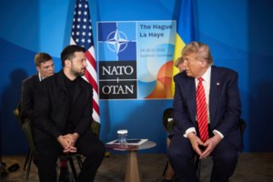 Τα "γυρίζει" ο Τραμπ: Ο Ζελένσκι δεν πρέπει να βάλει στο στόχαστρο τη Μόσχα