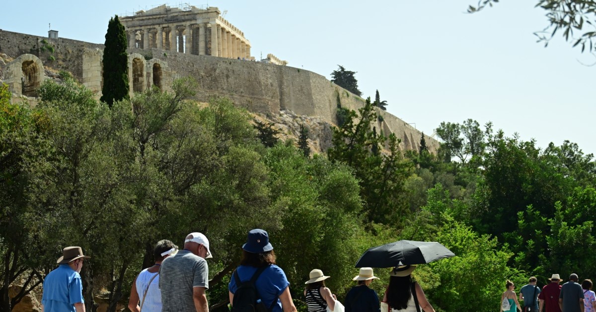 Αϊβαλί: Ατελείωτη ουρά από Τούρκους που περιμένουν να περάσουν στη Λέσβο για διακοπές