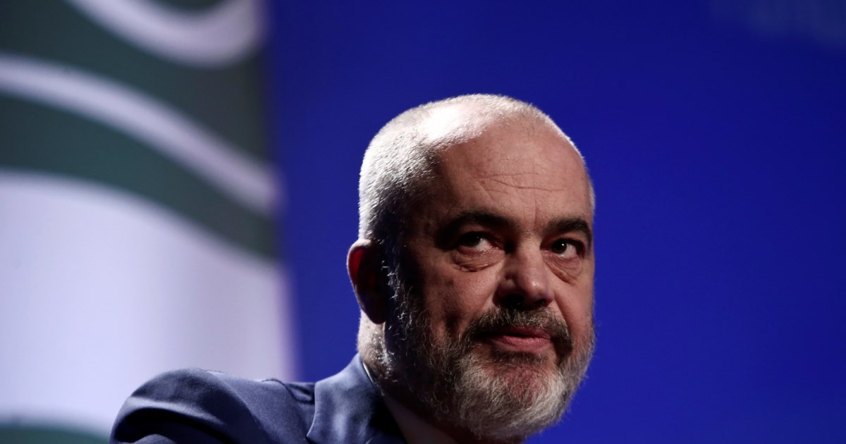 Ο Έντι Ράμα αιφνιδίασε την Τζόρτζια Μελόνι: Της πρόσφερε γονατιστός δώρο γενεθλίων - Κλείνει σήμερα τα 48 [βίντεο]