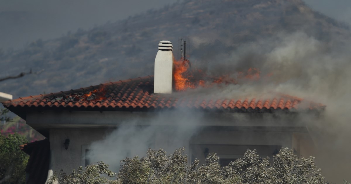 Φωτιά στην Παλαιά Φώκαια: Στα Κύθηρα έφτασε ο καπνός από τις φλόγες (Βίντεο)