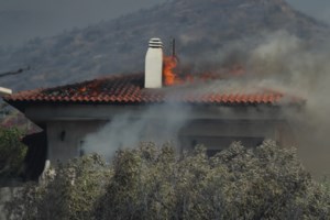 Φωτιά στην Παλαιά Φώκαια: Στα Κύθηρα έφτασε ο καπνός από τις φλόγες (Βίντεο)