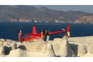 Σαρακήνικο: Προθεσμία πήραν χειριστής και ιδιοκτήτης του ελικοπτέρου που "πάρκαρε" για να κάνουν μπάνιο τουρίστες - εικόνα 2