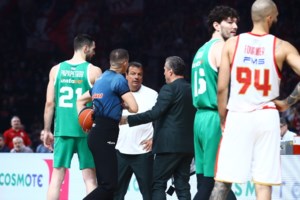 Αυτό είναι το μπλουζάκι του Δημήτρη Γιαννακόπουλου που προκάλεσε συζητήσεις - Πώς το ερμήνευσαν τα social media