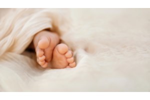 Θεσσαλονίκη: Ελεύθεροι με προφορική εντολή εισαγγελέα οι γονείς που άφησαν το βρέφος στο μπαλκόνι