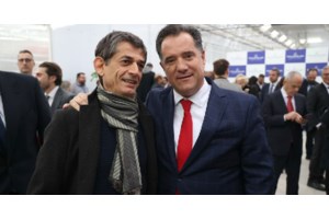 Η Ακρίτα "περιέλουσε" τον Καρανίκα: "Ας δώσει κάποιος μια θεσούλα στην κυβέρνηση στον λακέ του Άδωνι"