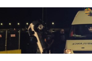 Πειραιάς: Διαρρήκτης "τρύπωσε" σε εστιατόριο και μπουσουλούσε στο πάτωμα - Τον κατέγραψε η κάμερα ασφαλείας