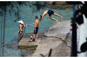 "Ποδαρικό" του καύσωνα: Δροσιά στα σιντριβάνια αναζητούν τουρίστες και Αθηναίοι - Με βεντάλιες, νερά και ομπρέλες στους δρόμους