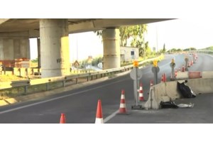Τροχαίο στη Θεσσαλονίκη: Αυτοκίνητο ανατράπηκε μετά από πρόσκρουση σε σταθμευμένα οχήματα - Στο νοσοκομείο ο οδηγός