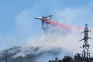 Φωτιά στην Ιταλία: Πάνω από 400 άνθρωποι απομακρύνθηκαν διά θαλάσσης λόγω μεγάλης πυρκαγιάς