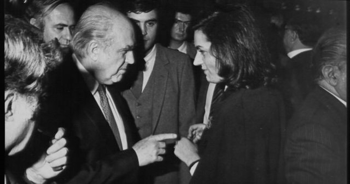 Βάσω Παπανδρέου: Η στιγμή που δίνει το περίφημο σημείωμα στον ιδρυτή του ΠΑΣΟΚ στη συνεδρίαση στο "Κάραβελ" [βίντεο] - εικόνα 2