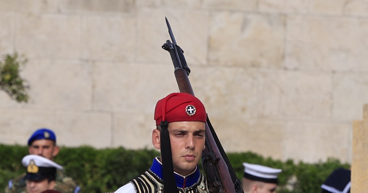 Ρόδος: Συγκίνηση για την 82χρονη μαθήτρια του ΕΠΑΛ που παρέλασε - "Νιώθω μεγάλη τιμή" - εικόνα 2