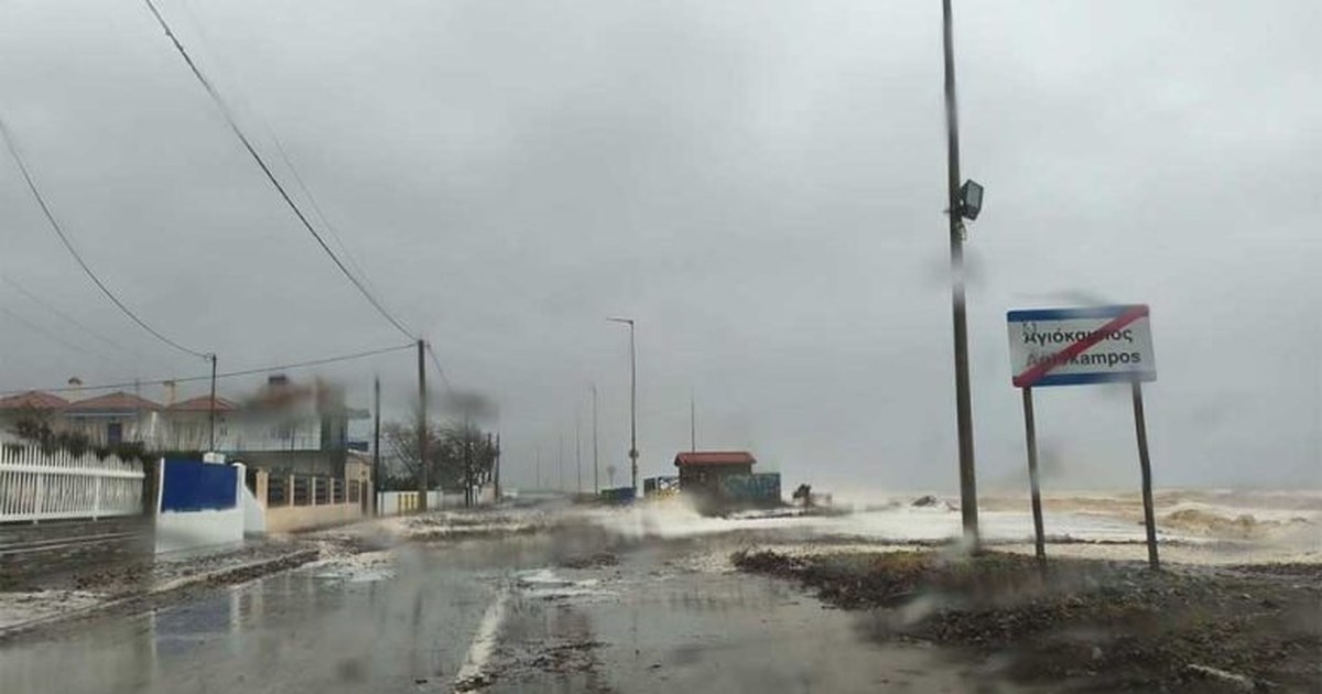 Αγιόκαμπος Λάρισας: Παντοπώλης ξέσπασε σε  κλάματα βλέποντας την περιουσία του να καταστρέφεται από την κακοκαιρία - εικόνα 2