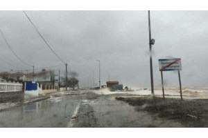 Αγιόκαμπος Λάρισας: Παντοπώλης ξέσπασε σε κλάματα βλέποντας την περιουσία του να καταστρέφεται από την κακοκαιρία - εικόνα 2