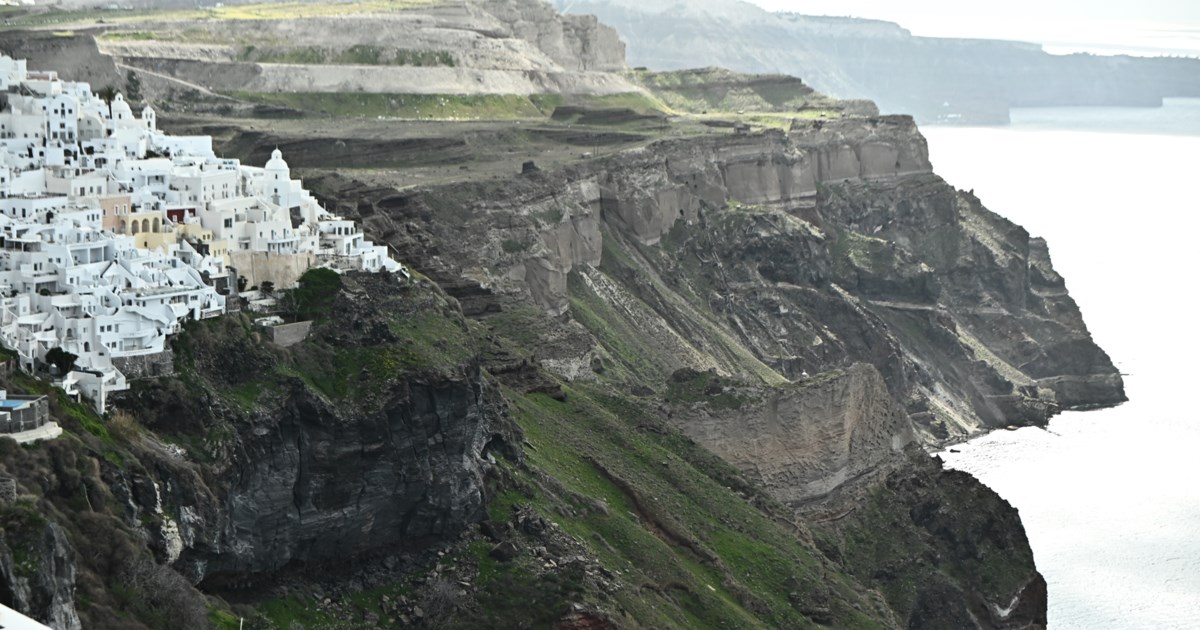 "Εδώ γεννήθηκα, εδώ θα πεθάνω": Συγκλονίζουν οι ελάχιστοι κάτοικοι που παραμένουν στη Σαντορίνη [βίντεο]