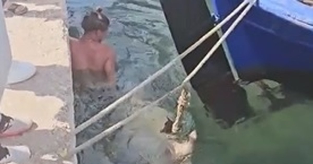 Πλαταμώνας: Αφρικανοί γύριζαν ερωτική ταινία σε παραλία, αστυνομικοί τους πέρασαν για μικροπωλητές και τους συνέλαβαν