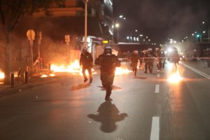 Θεσσαλονίκη: Μολότοφ εναντίον διμοιρίας ΜΑΤ στο τουρκικό προξενείο – Επτά συλλήψεις στις διαδηλώσεις για το Πολυτεχνείο