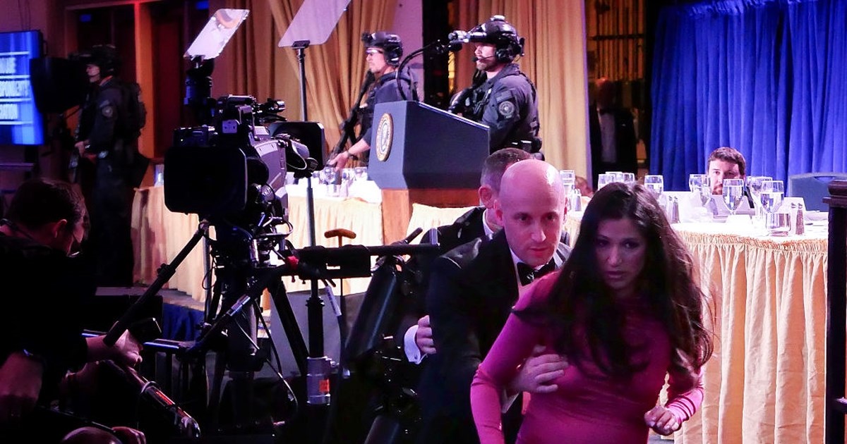 "Ηρωας": Ο άνδρας που έβαλε το σώμα του μπροστά στον Τραμπ όταν ξεκίνησαν οι πυροβολισμοί στο δείπνο [βίντεο] - εικόνα 3