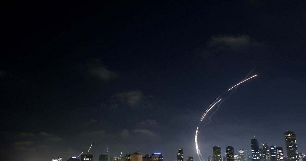 Σοκαριστικό βίντεο: Η "βροχή" πυραύλων του Ιράν κατά του Ισραήλ