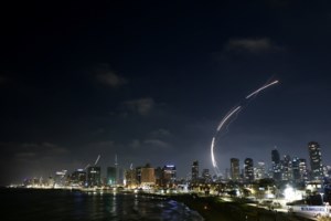 Σοκαριστικό βίντεο: Η "βροχή" πυραύλων του Ιράν κατά του Ισραήλ