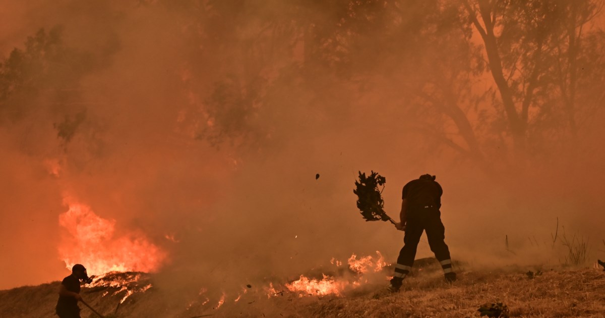 Φωτιά στο Κρυονέρι: Κάτοικος αρνείται να αποχωρήσει και αντιστέκεται - Τον καθησύχασε ο Στέλιος Πέτσας [βίντεο]