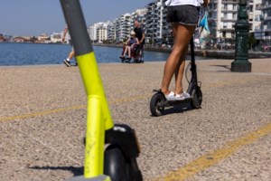 Προς απαγόρευση των ηλεκτρικών πατινιών στους ανήλικους - "Κόφτης" για την ταχύτητα και υποχρεωτική ασφάλιση - εικόνα 2