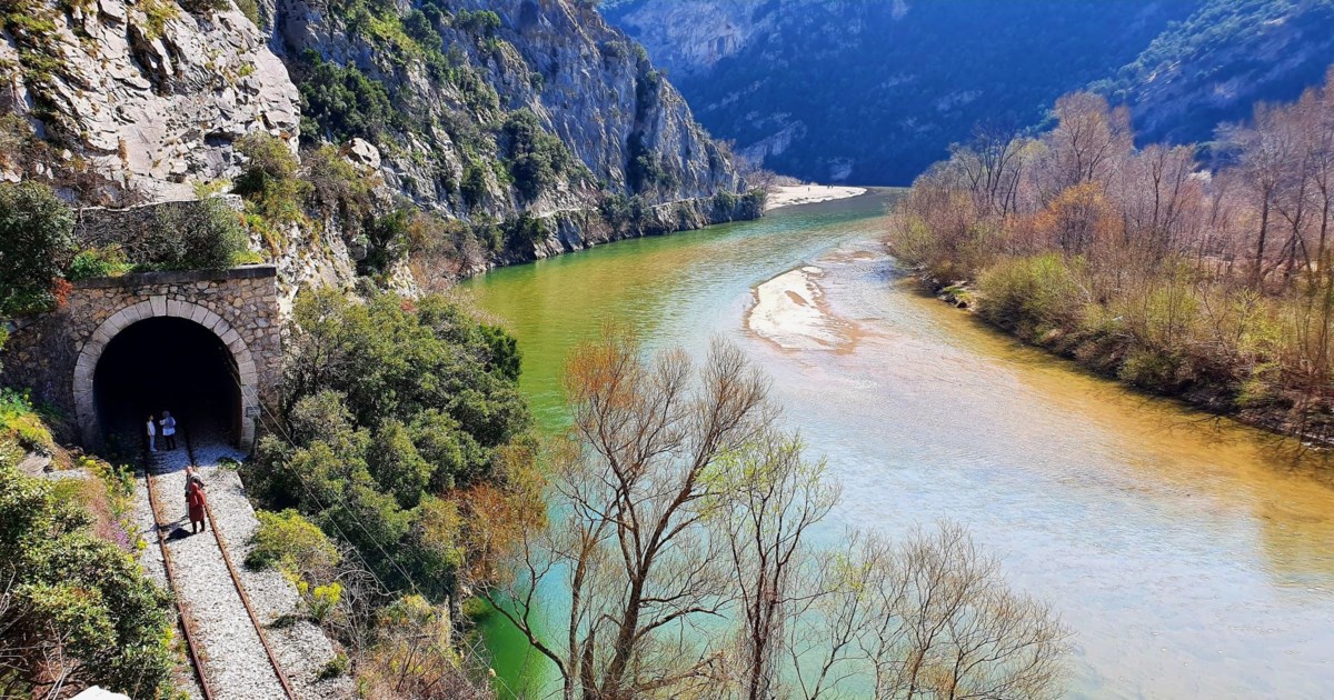 Ενα μοναδικό ταξίδι μέσα στην Ελλάδα: Για περπάτημα δίπλα στο ποτάμι, σε μια από τις ομορφότερες πεζοδρομικές διαδρομές