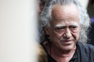 Νίκος Καλογερόπουλος: Θρήνος στην κηδεία του αγαπημένου ηθοποιού - Συγγενείς και φίλοι τον αποχαιρετούν στο Α’ Νεκροταφείο