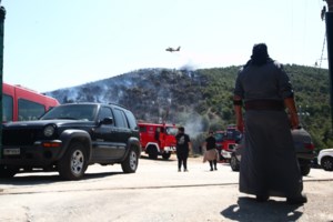 Βραχυκύκλωμα σε κολώνα φωτισμού προκάλεσε τη φωτιά στον Μαραθώνα - Αποκαλυπτικό βίντεο ντοκουμέντο