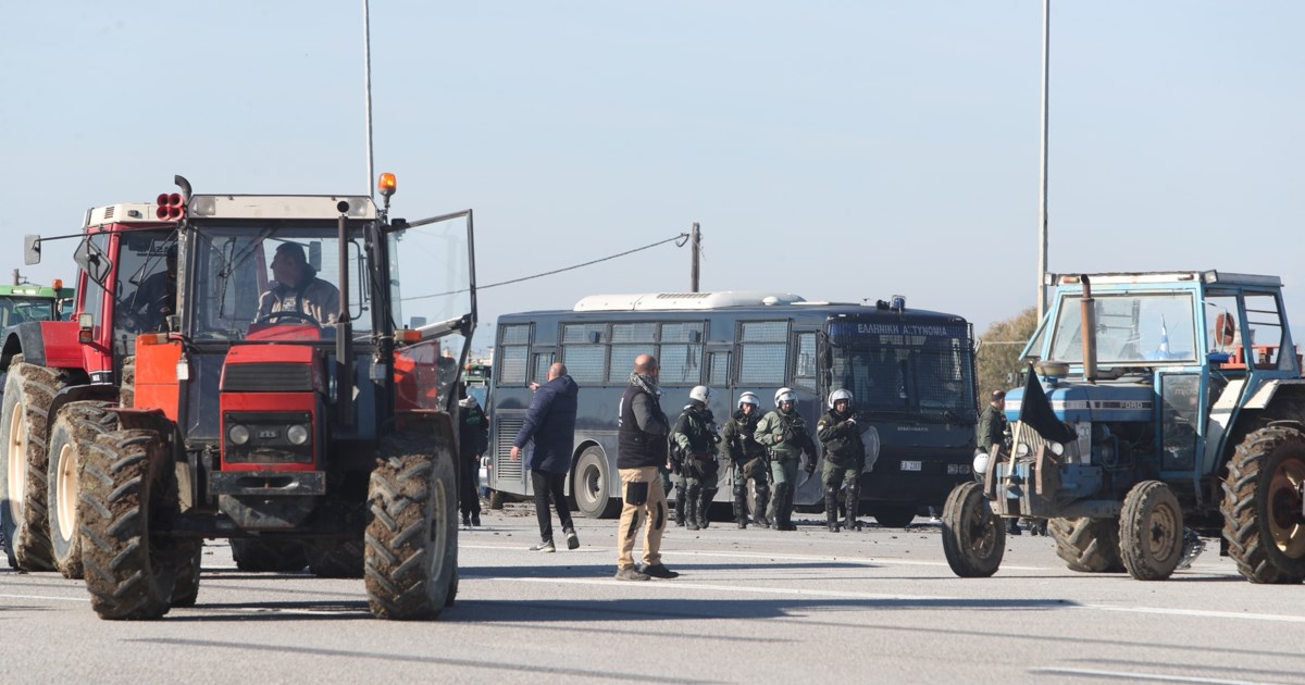 Λάρισα: "Θα γεμίσουμε τη χώρα με τρακτέρ" - Ένταση στα δικαστήρια για τις συλλήψεις αγροτών [βίντεο]