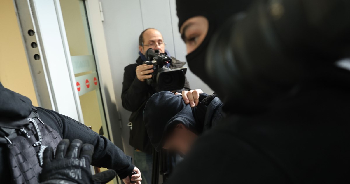 Ο 18χρονος ήθελε να ρίξει ψηλά στον αέρα τη φωτοβολίδα, όχι στον αστυνομικό λέει ο δικηγόρος του- Ζητάει συγνώμη