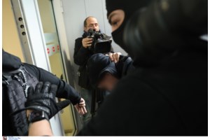 Ο 18χρονος ήθελε να ρίξει ψηλά στον αέρα τη φωτοβολίδα, όχι στον αστυνομικό λέει ο δικηγόρος του- Ζητάει συγνώμη