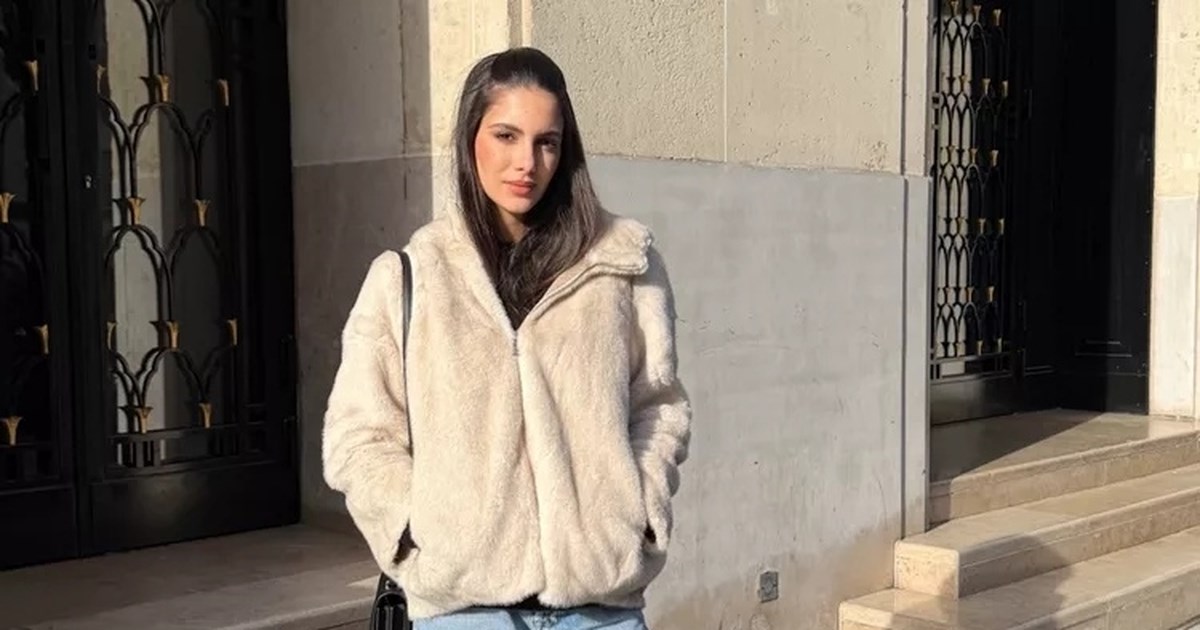 Με εφαρμοστό λευκό top: Η Αλεξάνδρα Νίκα μας δείχνει την κοιλίτσα της