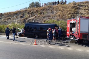 Κεριά και λουλούδια στο σημείο του τροχαίου στον ΒΟΑΚ: Θλίψη για τα τρία παιδιά που έχασαν τη ζωή τους στα Χανιά - εικόνα 6