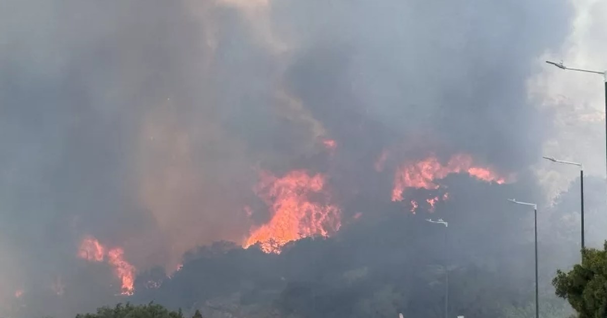 Φωτιά στην Παλαιά Φώκαια: Η στιγμή που καίγονται τα σπίτια στο Θυμάρι [εικόνες - βίντεο] - εικόνα 6