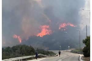 Η συνέντευξη Τύπου της Πυροσβεστικής για τη μεγάλη φωτιά στην Παλαιά Φώκαια